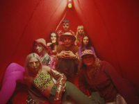 Kinny Zimmer - 200 osób w kawalerce