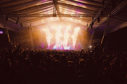 Koncert KMN Gang podczas preparty 20. edycji splasha! na małej scenie