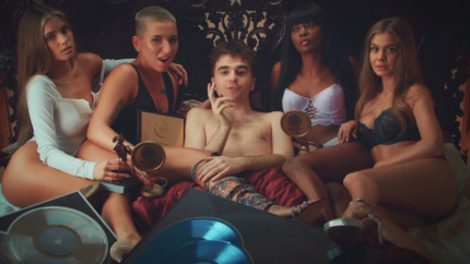 screen z teledysku 'Patoreakcja'