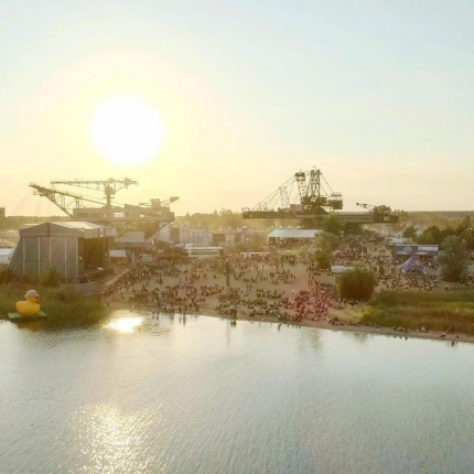 Mala scena splasha! przy plaży